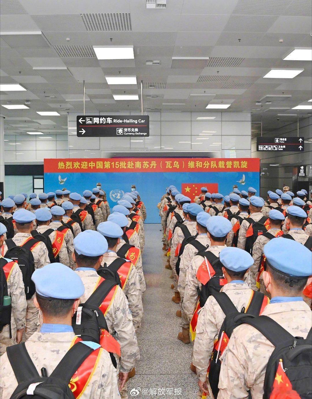 边关月  【强军早报 】军事早知道1、近日，陆军某旅开展综合扫雷车实爆考核。2、