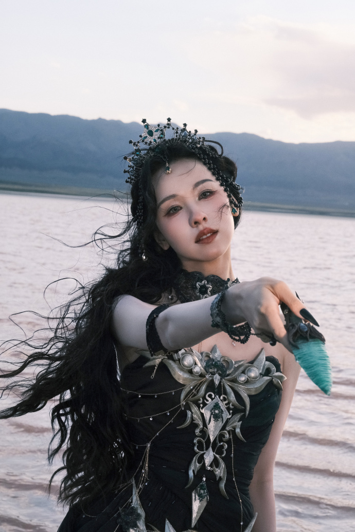 陈都灵 暗黑系刺绣纱裙每一帧都像从奇幻秘境里走出的海之精灵 