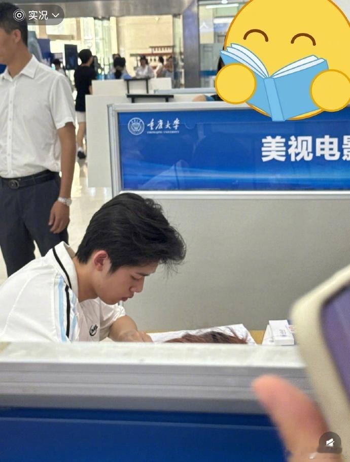 官俊臣男高已进化成男大官俊臣重庆大学路透 少年成长实录，官俊臣男高进化男大，重庆