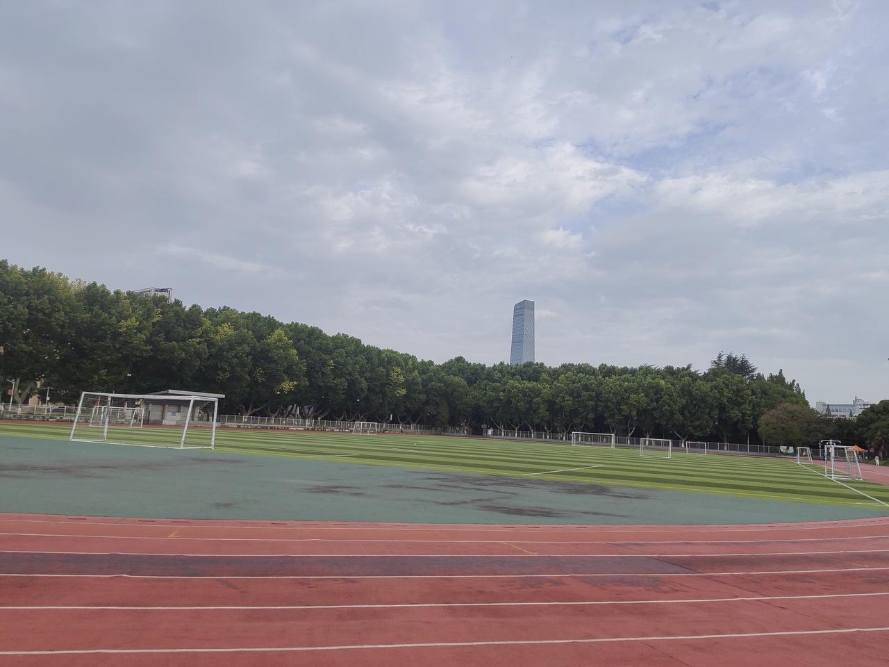大暑盛夏，校园空旷，能否限时敞开校门，方便周边居民健身？
 大暑时节正值暑假，大