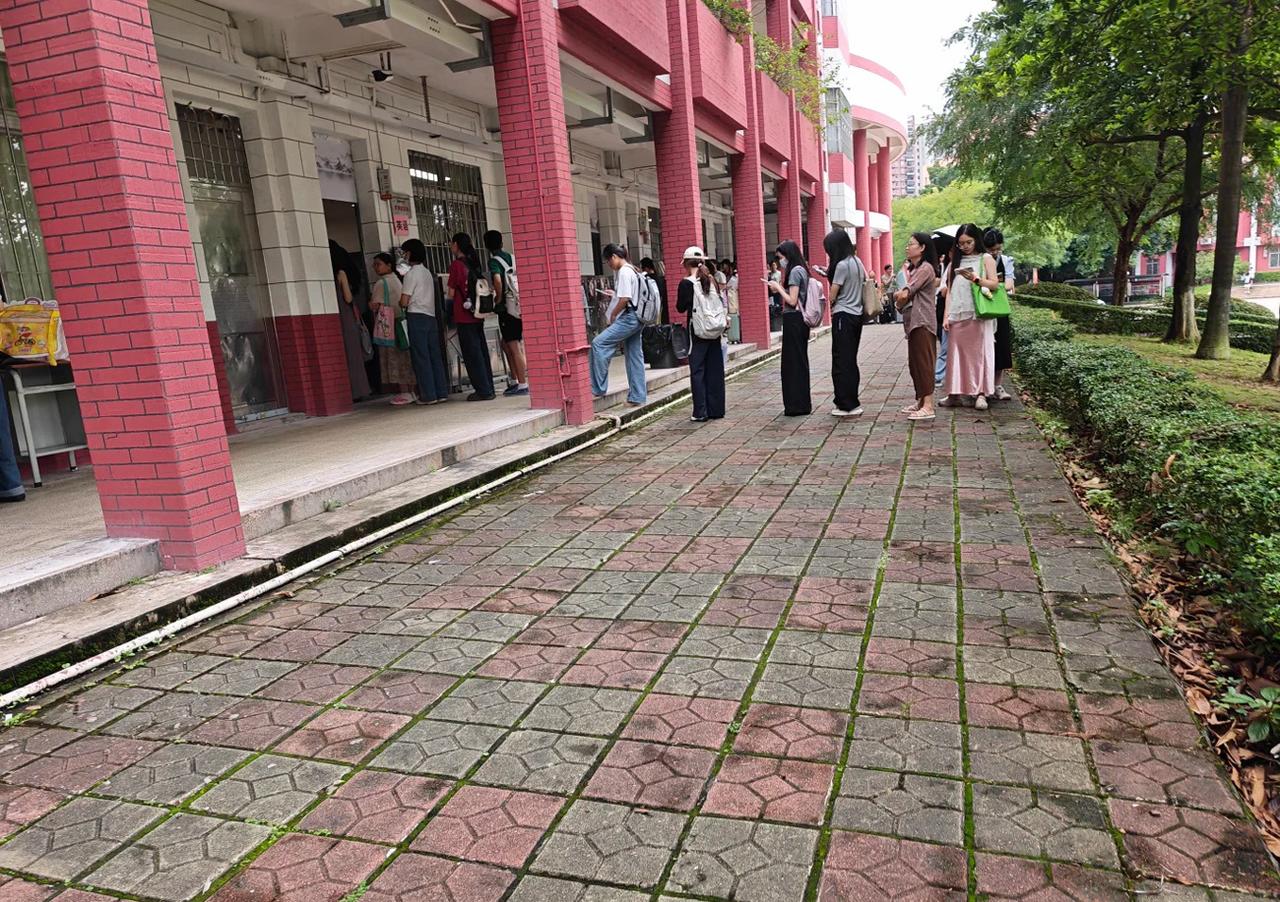 太不容易了，我小孩今年7月份才报名参加广东省佛山市季华中学的招聘考试，今天就听说