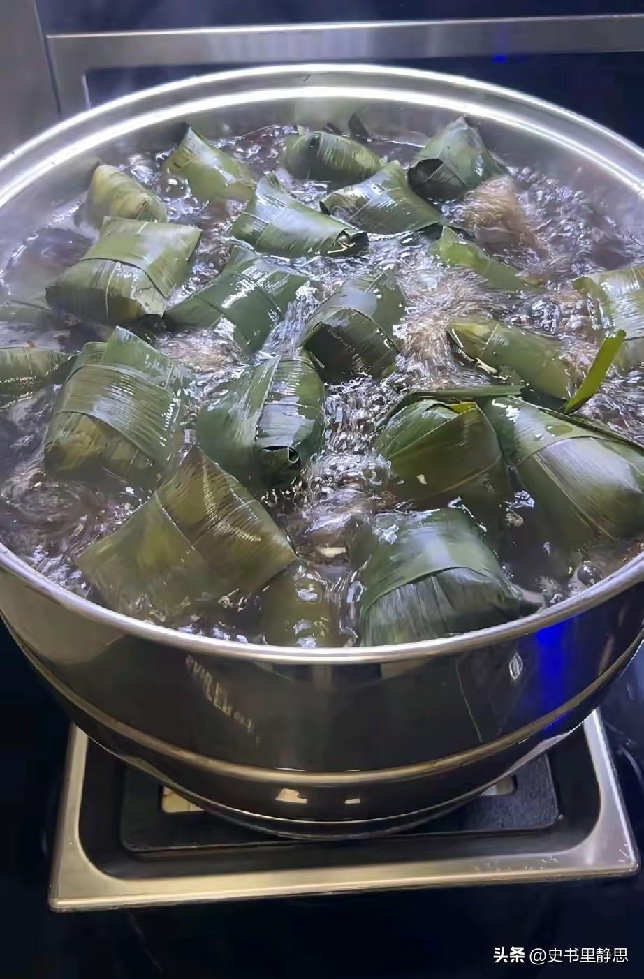 昨天一天我和老婆煮了一百多个粽子，今天早上女儿来拿走了30多个，儿子说他要拿60