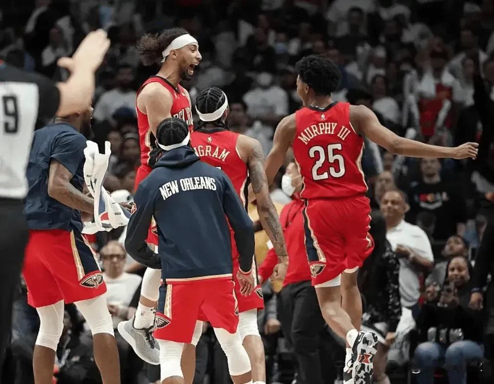 04月16日NBA官方带领球迷回顾历史上的今天：

2022年的今天，鹈鹕在附加