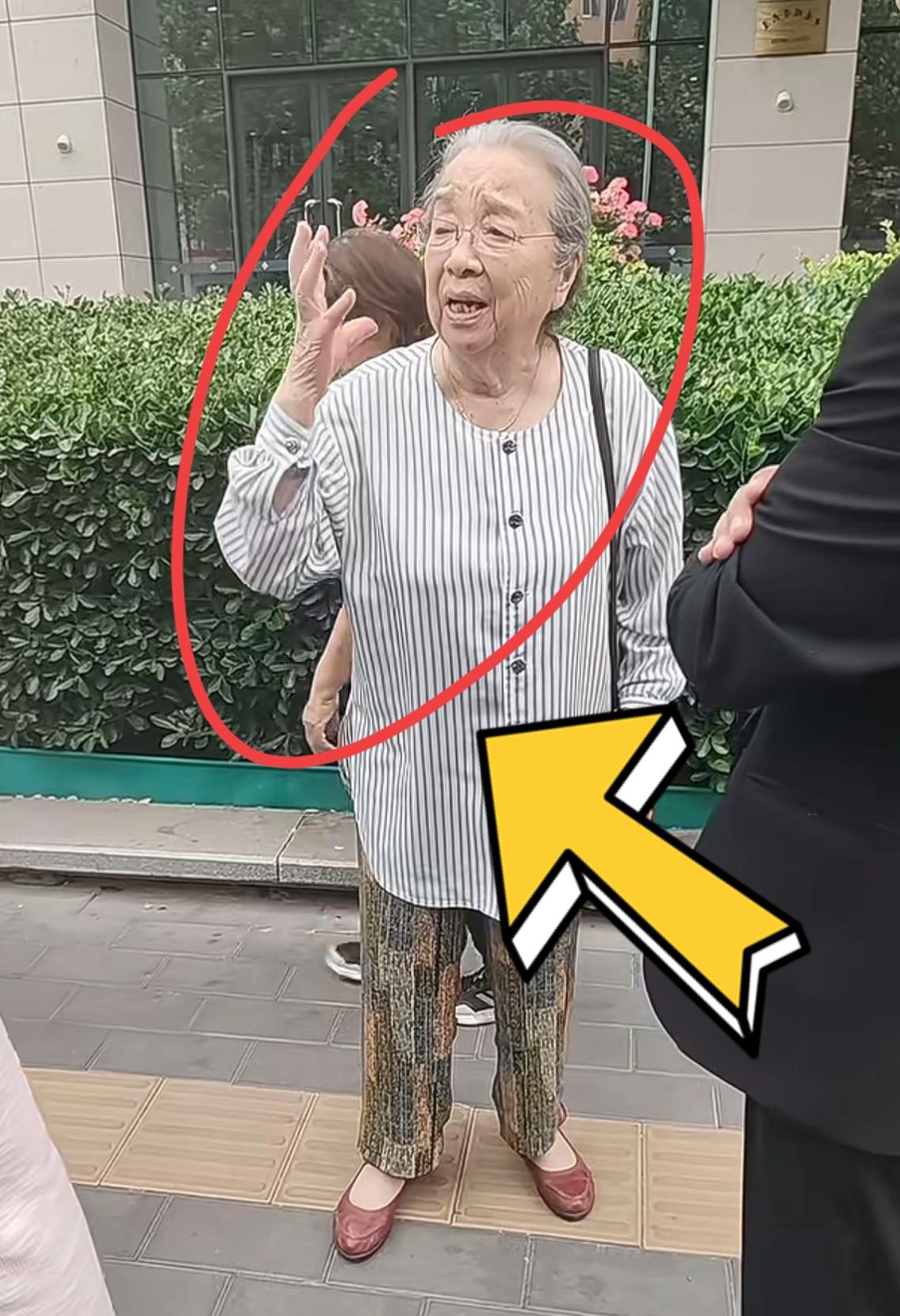 5月16日，网友偶遇90岁的容嬷嬷扮演者李明启，老人家情绪有点激动，倾诉了自己的