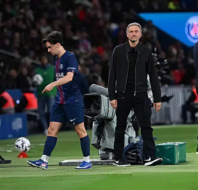 皇马出大问题了！弗洛伦蒂诺在会员大会上遭猛批：姆巴佩和维尼修斯，必须走一个！原本