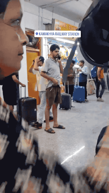 印度女性太危险了：火车站被男子性骚扰跟踪，拿手机实拍都赶不走！近日印度阿萨姆邦卡