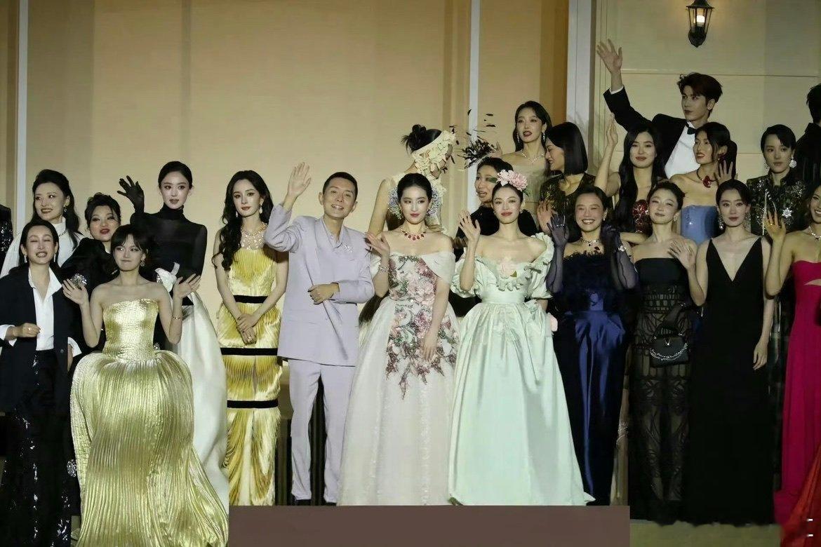 抢C争议 时尚认知和咖位至上的错位抢 C 争议里最讽刺的是：越抢越暴露底气不足，