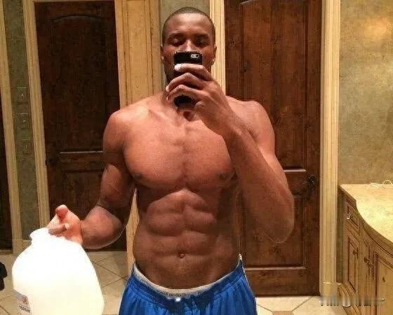 NBA球星腹肌对比：伊巴卡S级，韦德SS级，唯独雷阿伦SSS级健美腹肌