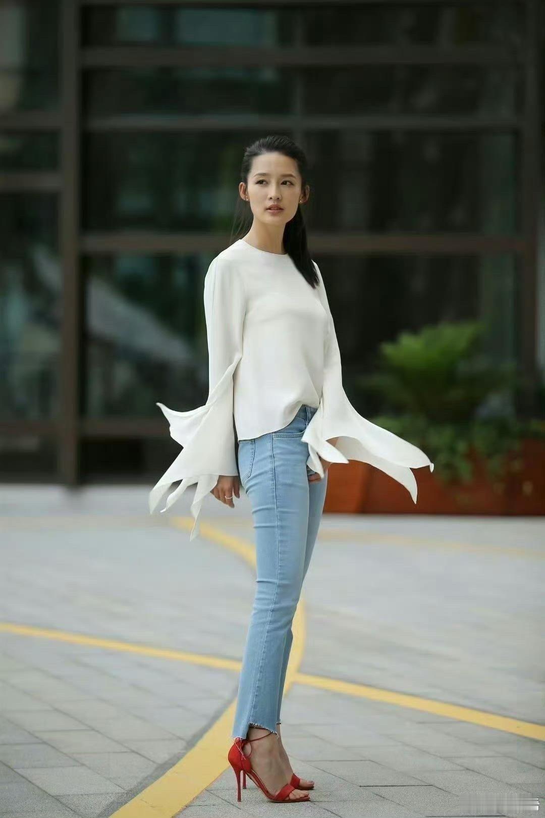 李沁的生图很自然，没有刻意打扮，看起来就像普通人一样亲切 