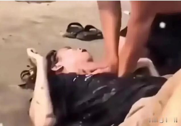 “这不是救人，是猥亵！”2023年，在广西北海海边，一女子不幸溺水，一男子对女子