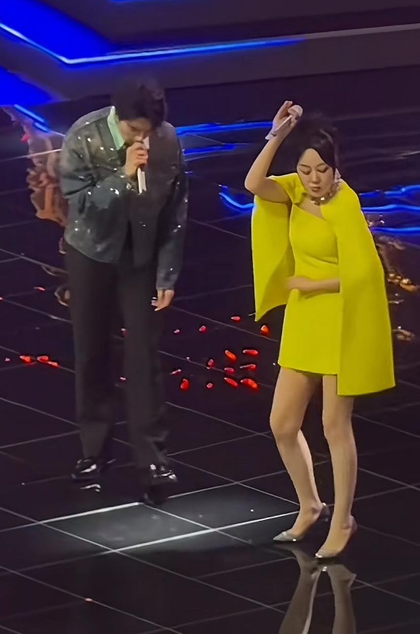 闫妮是不是快到退休年纪了。[捂脸][捂脸]
