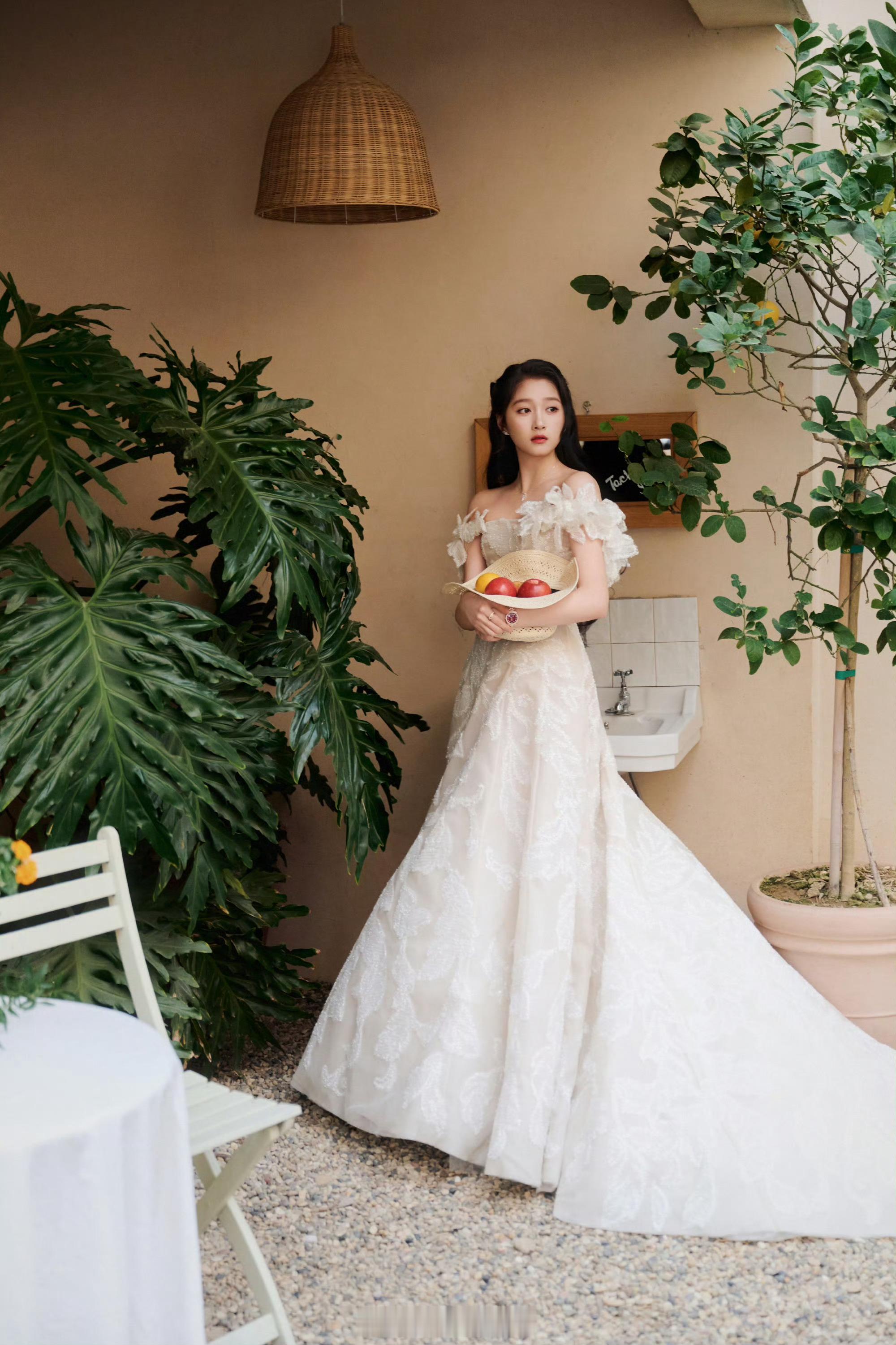 关晓彤新年超美形象大片 光影交织下的温柔坚定，新代言大片质量超高！ 