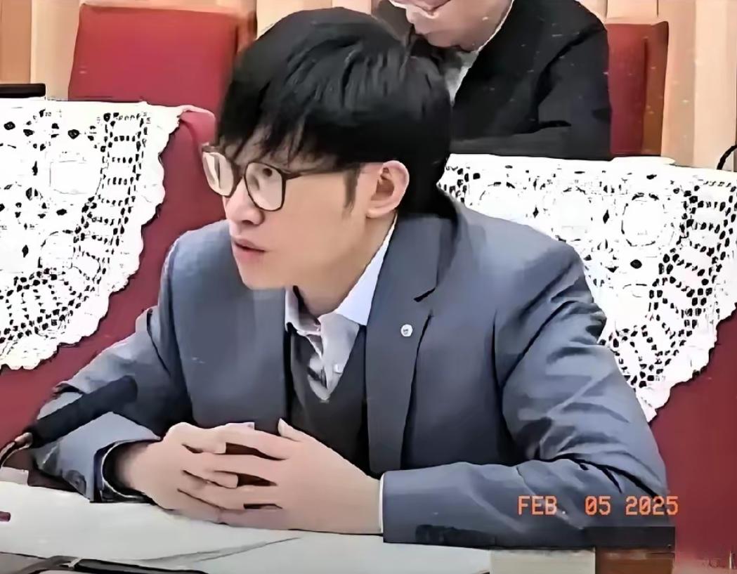 满屏都在喊“抓住梁文锋，还我血汗钱！”这话听着太扎心了。最近这阵子，普通人在股市