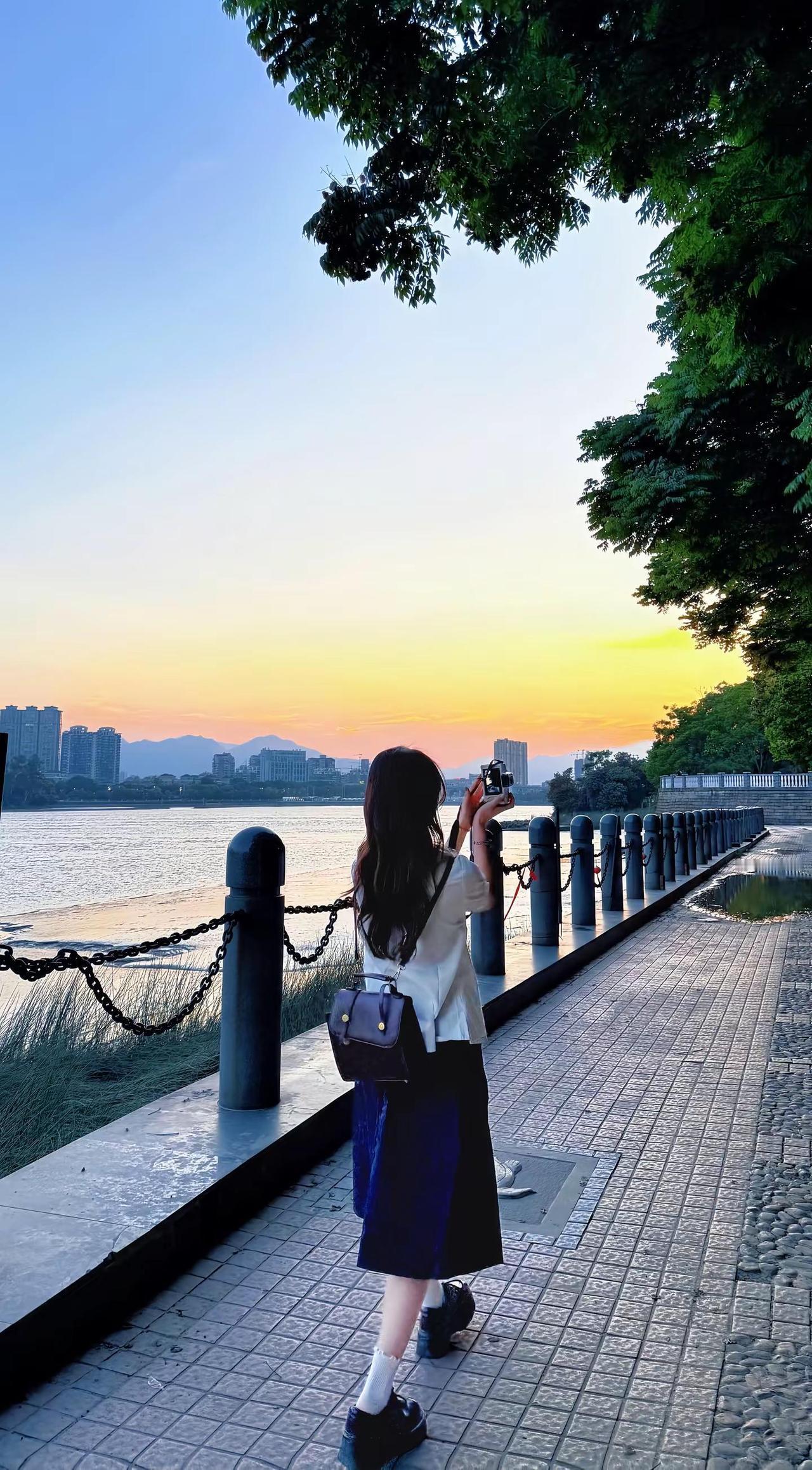 你有无数个春天 怎会纠结眼前的瞬间。落日 学院风穿搭