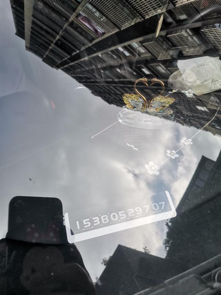想问下这种挡着别人车还手机关机的人该怎么办呢？急