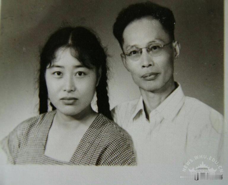 他是中共一大代表李汉俊的长子李声簧（1914—1975)。这张老照片里李声簧与妻
