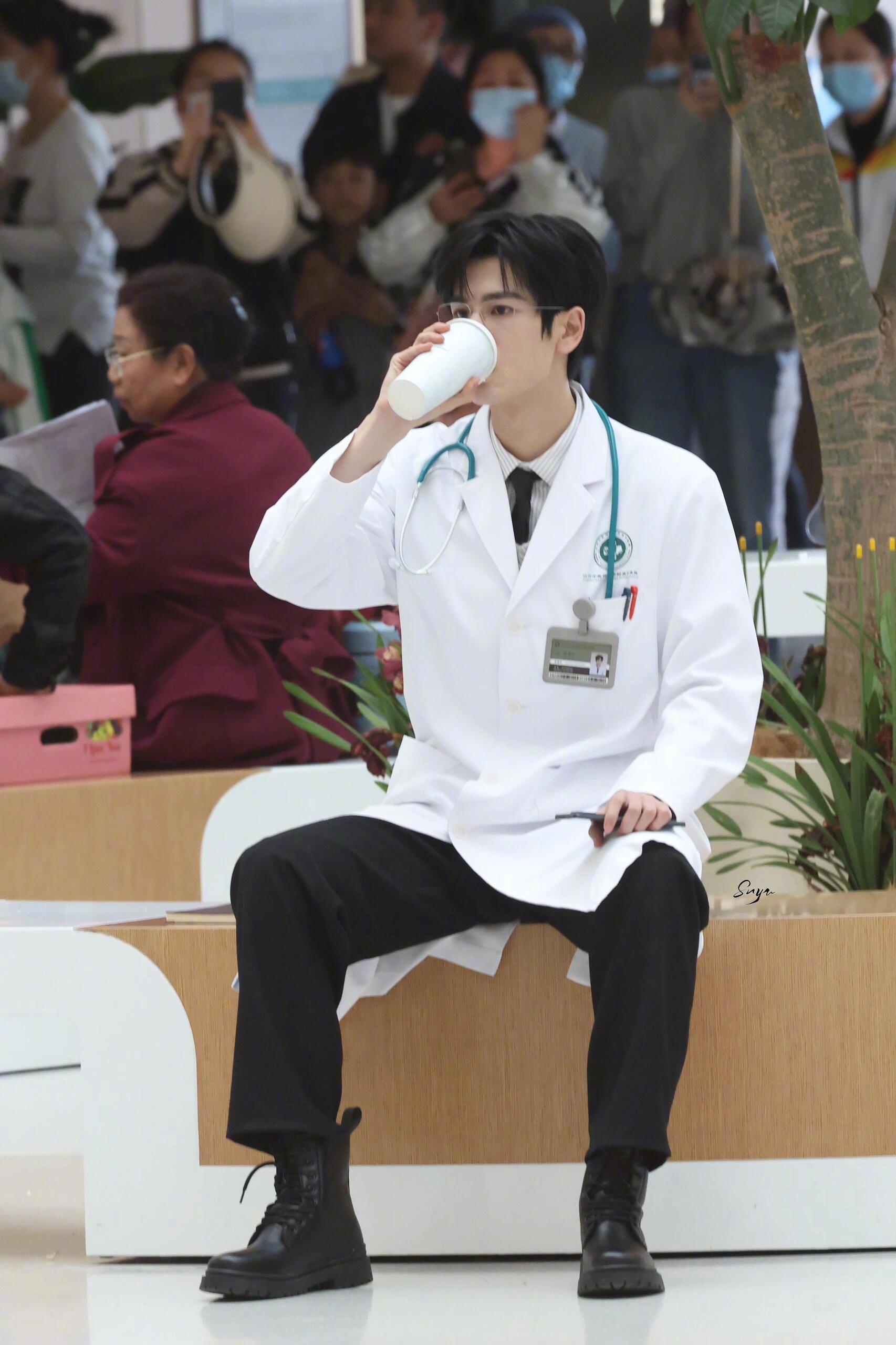 谁懂张凌赫认真喝奶茶的萌感喝奶茶的张凌赫反差感好萌 别人喝奶茶是解馋，张凌赫喝奶