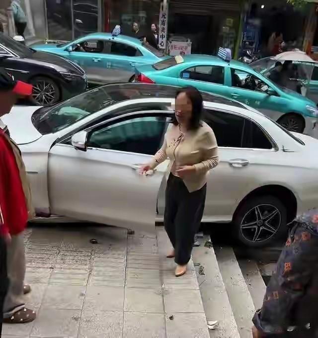就是她，本是白衣天使，竟成了害人恶魔！眼看就要退休安享晚年了，却背上一身罪孽。