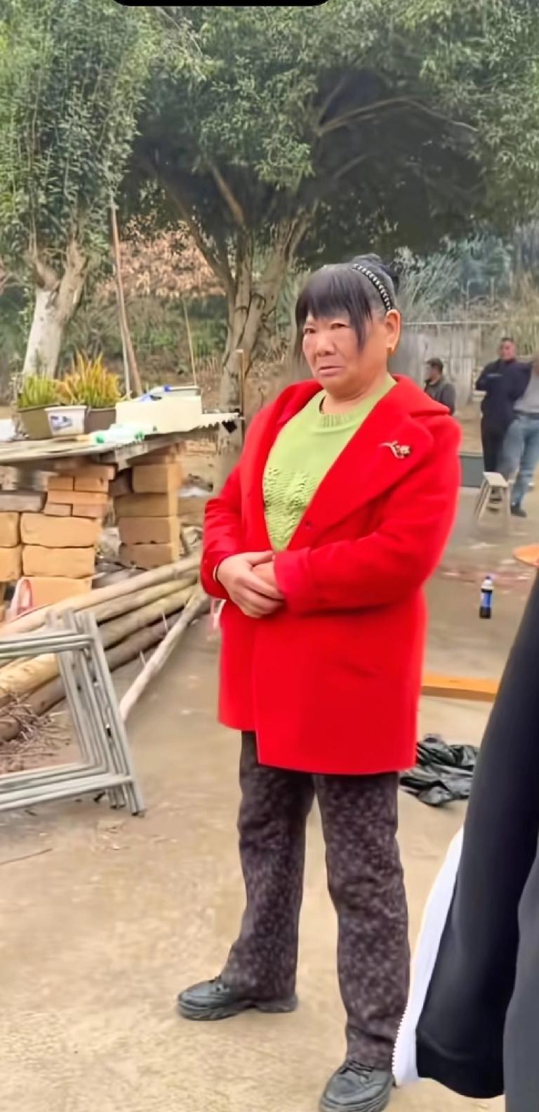 相由心生真的太有道理了，

株洲杀猪饭这事里的这位大妈，

那副唯利是图的模样，