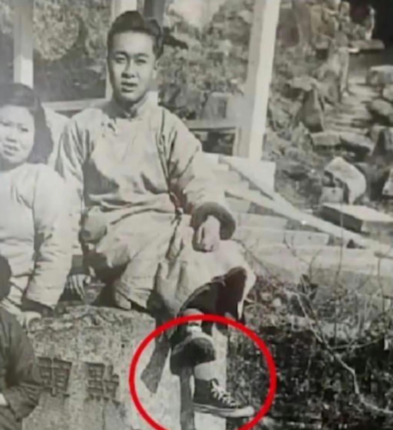民国就有人穿匡威了
​匡威百年帆布鞋品牌
​成立于1908年
​图片这双在191