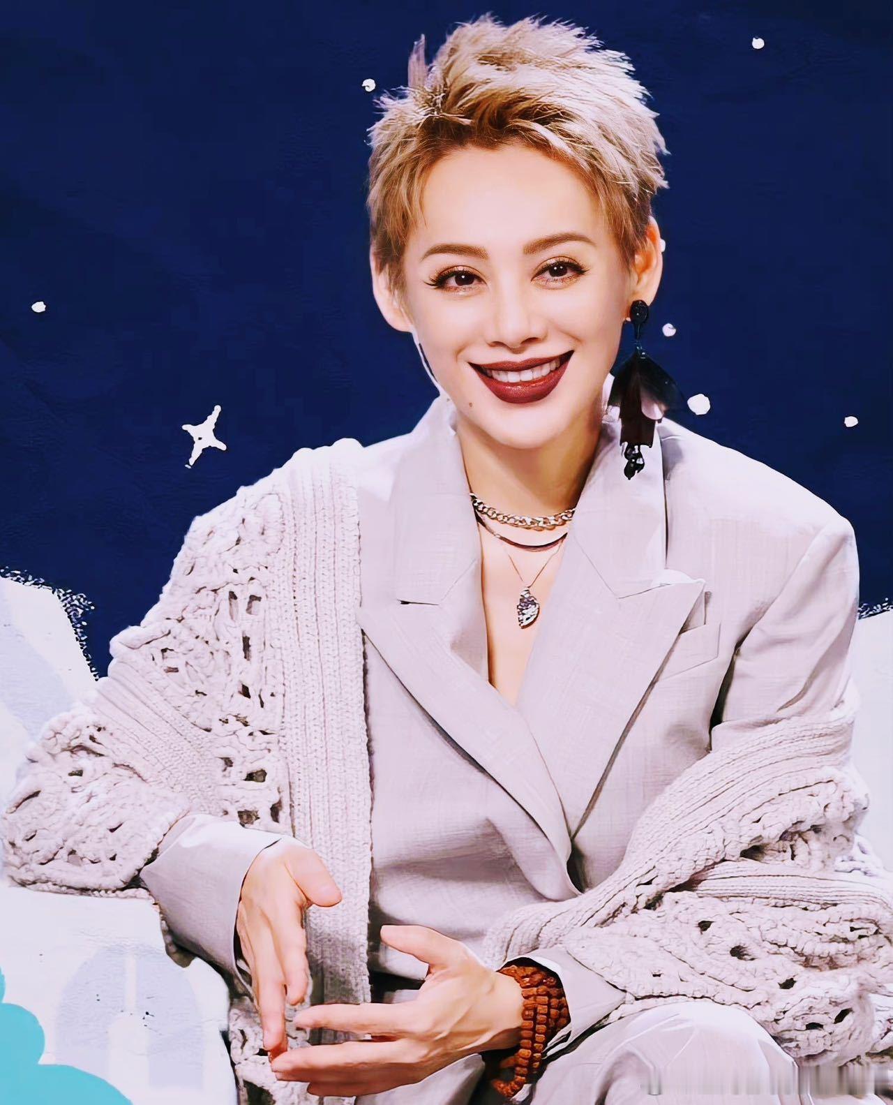#宁静让袁娅维勇就完了# 一直觉得静姐莫名给人一种很有安全感的感觉，如果我要上浪