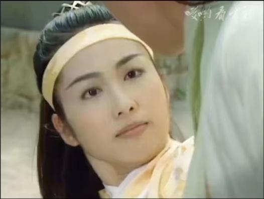 翻出这两张图，瞬间被黎姿的眼神杀到了。
前一秒是清冷又倔强的心动，下一秒是被戳中