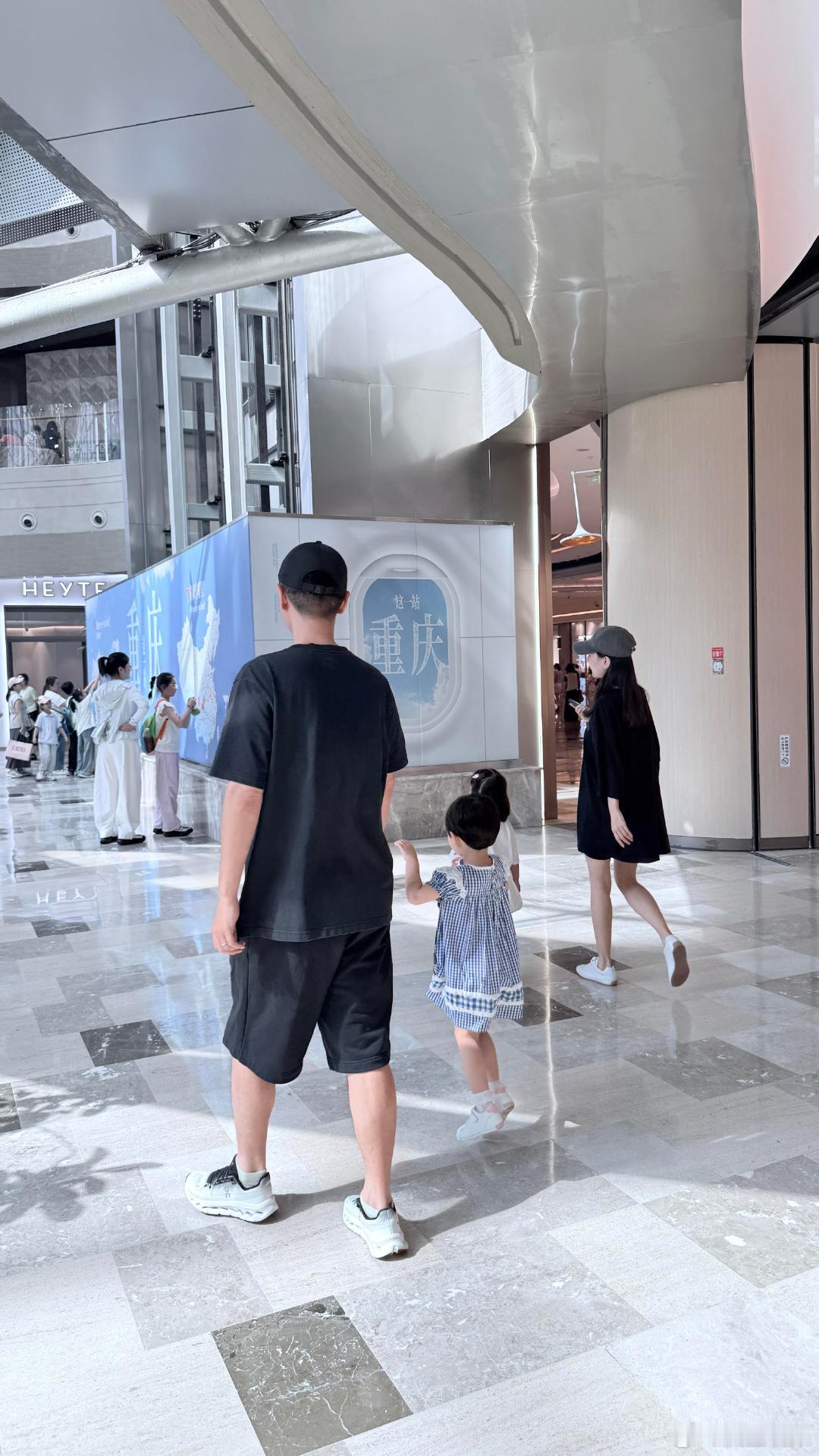 重庆商场偶遇任重孙骁骁偶遇任重孙骁骁带娃出行，没有华丽穿搭，简简单单休闲风，私下