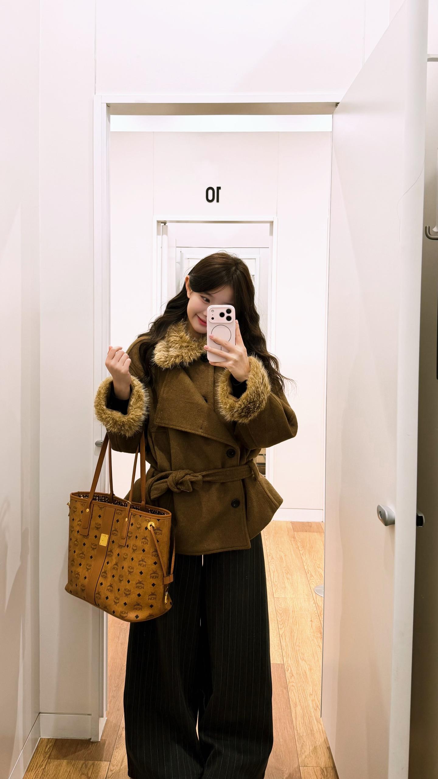 一直以来 我的手心都没出现过一双紧握我的手 直到你的出现亲爱的 谢谢你...