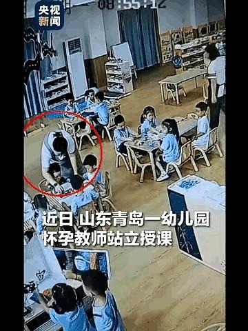 山东青岛的幼儿园，怀孕老师正在给小朋友讲课，一个三岁的小女孩，离开座位，去旁边拿