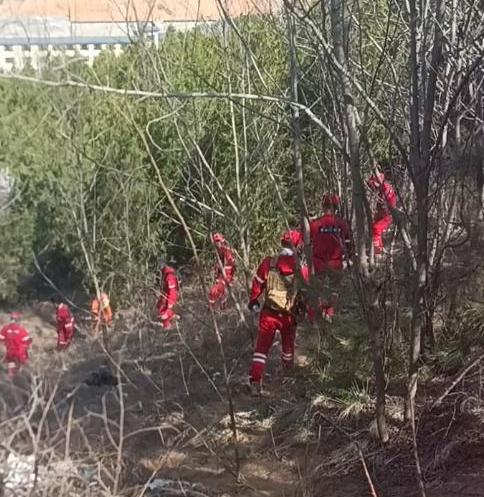 陕西延安一名58岁男子和四位好友聚餐，席间喝下半斤白酒。饭局散场时，一名准备送他