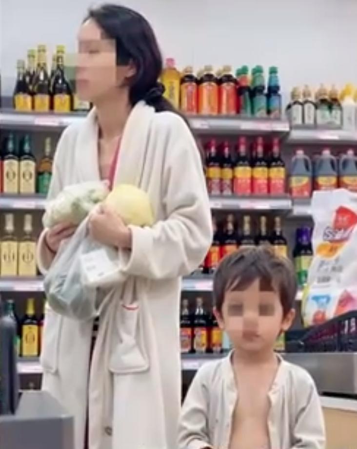 这是什么情况！明明手握拆迁款、不愁基本生计，母亲却放任年幼孩子常年衣不蔽体、疏于