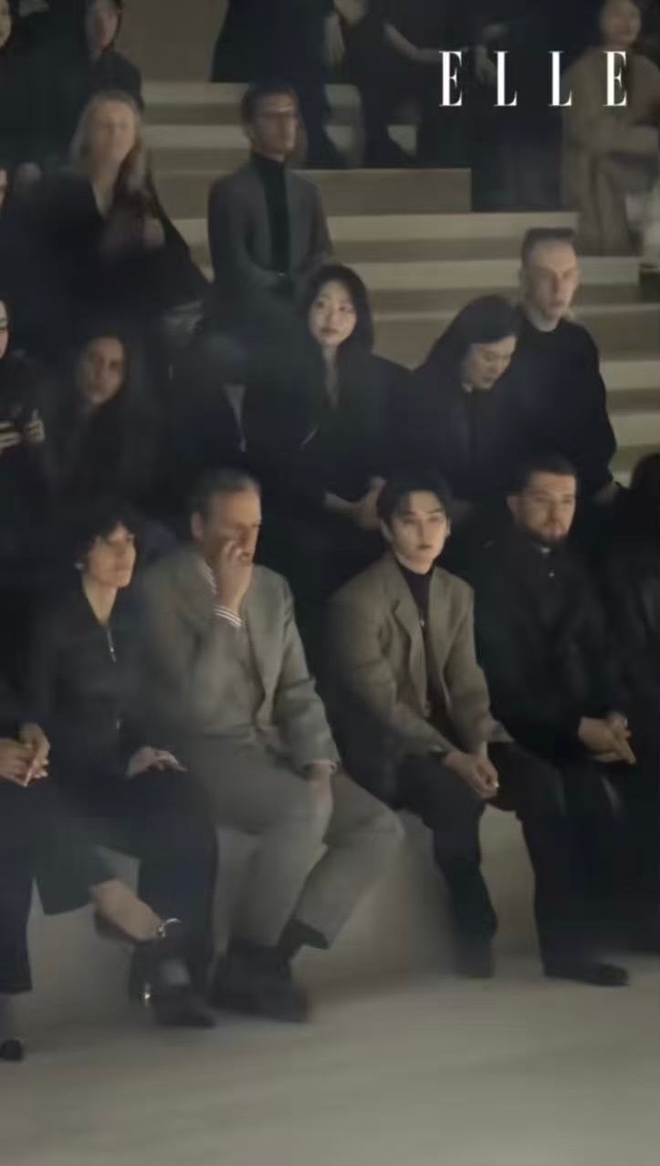 SKZ李旻浩米兰时装周Gucci秀场顶尖待遇  座位右手边即是Gucci总裁兼C