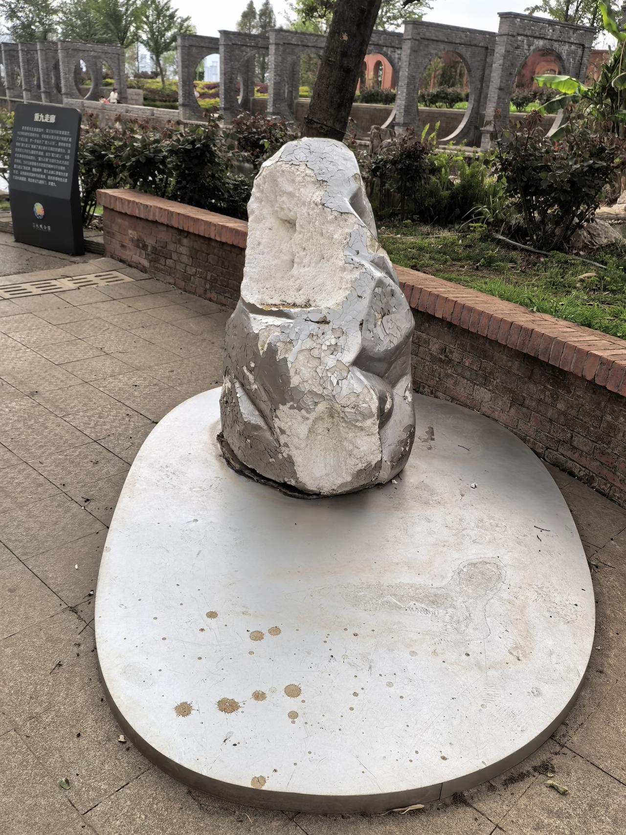 原来我们见到的外面的石头好多是用泡沫生成的！