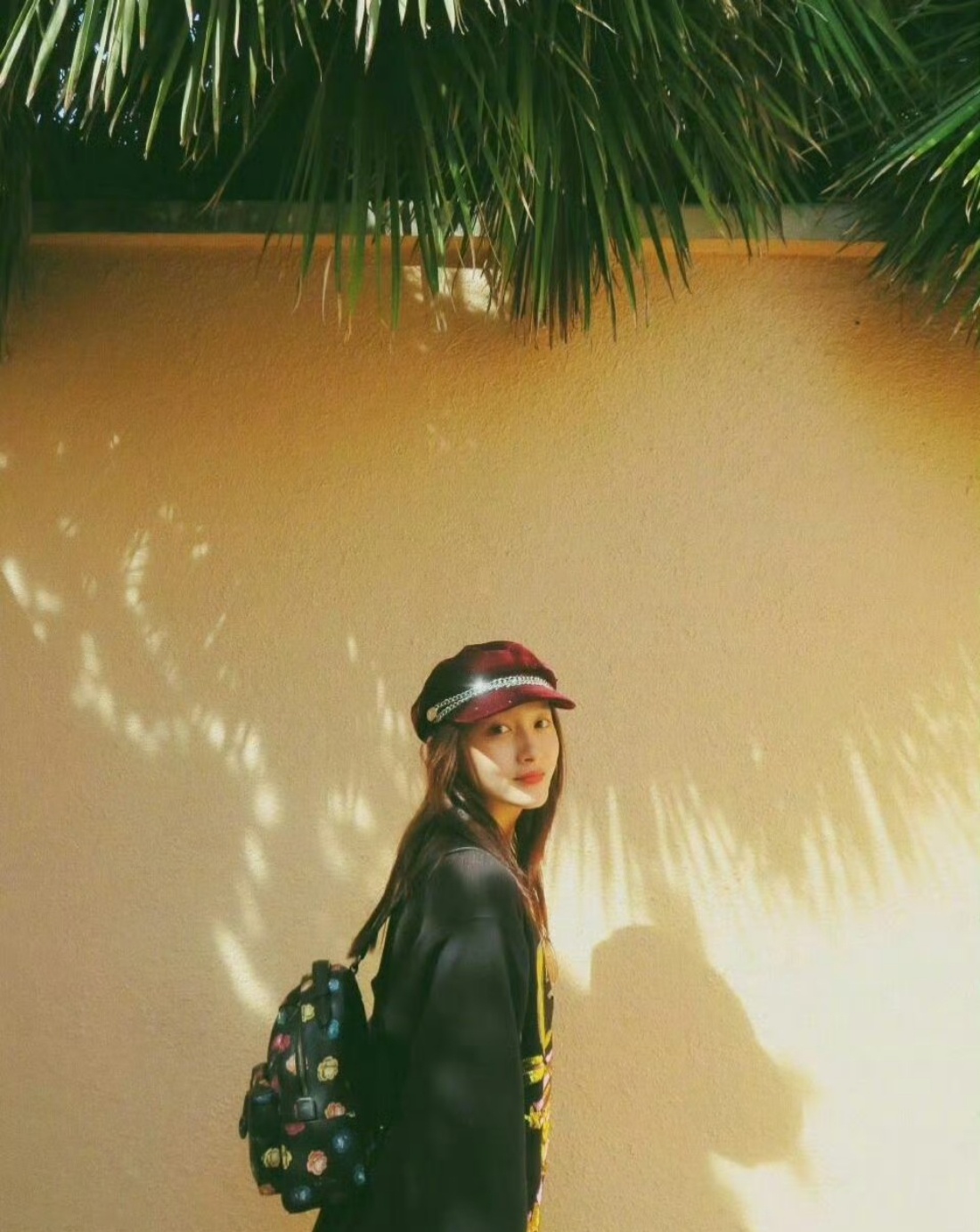 关晓彤完全是甜酷学姐 看到关晓彤这组造型，真心觉得时尚态度很重要。甜酷风不在于单