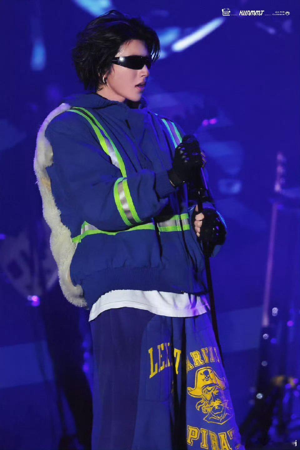 蔡徐坤迪拜音乐节 没人懂这张脸给人的震撼感嘛？ 