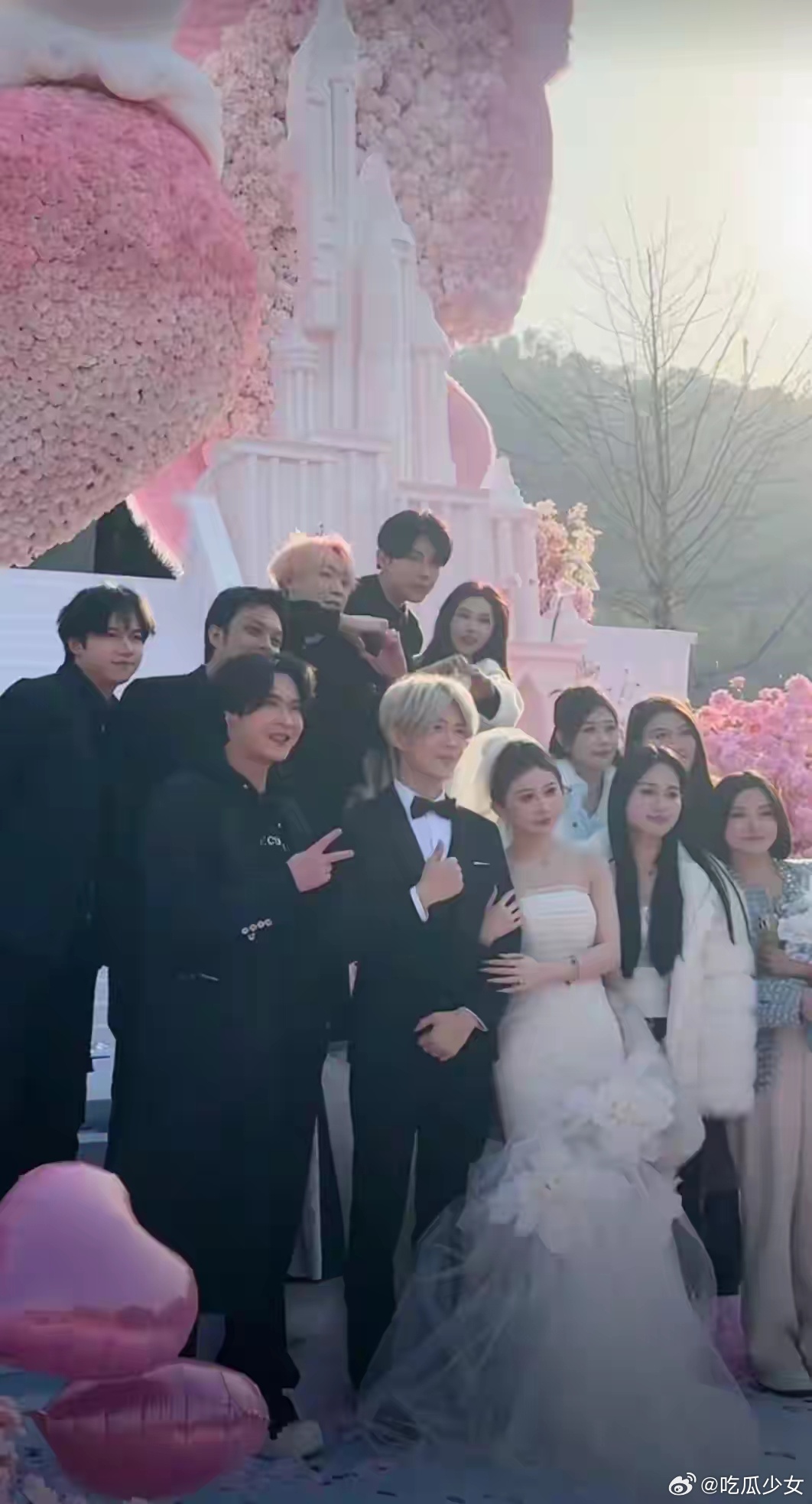 鹿哈订婚 网红鹿哈（本名凌达乐）与女友“兔兔”在湖南举办中式订婚仪式，两人身着传