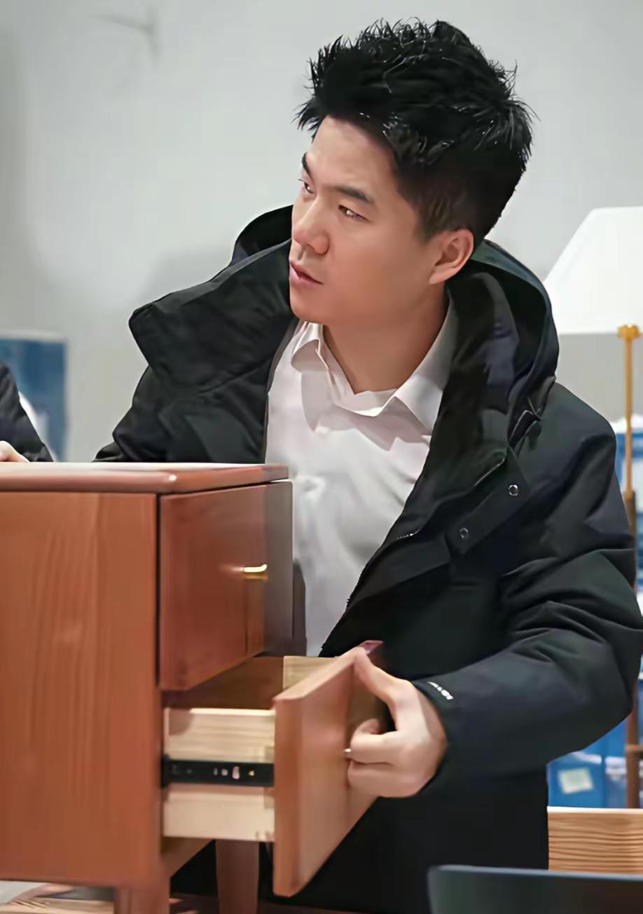 董宇辉读到一条评论：“如果收到货发现与直播介绍时不一样怎么办？”董宇辉笑着回复，