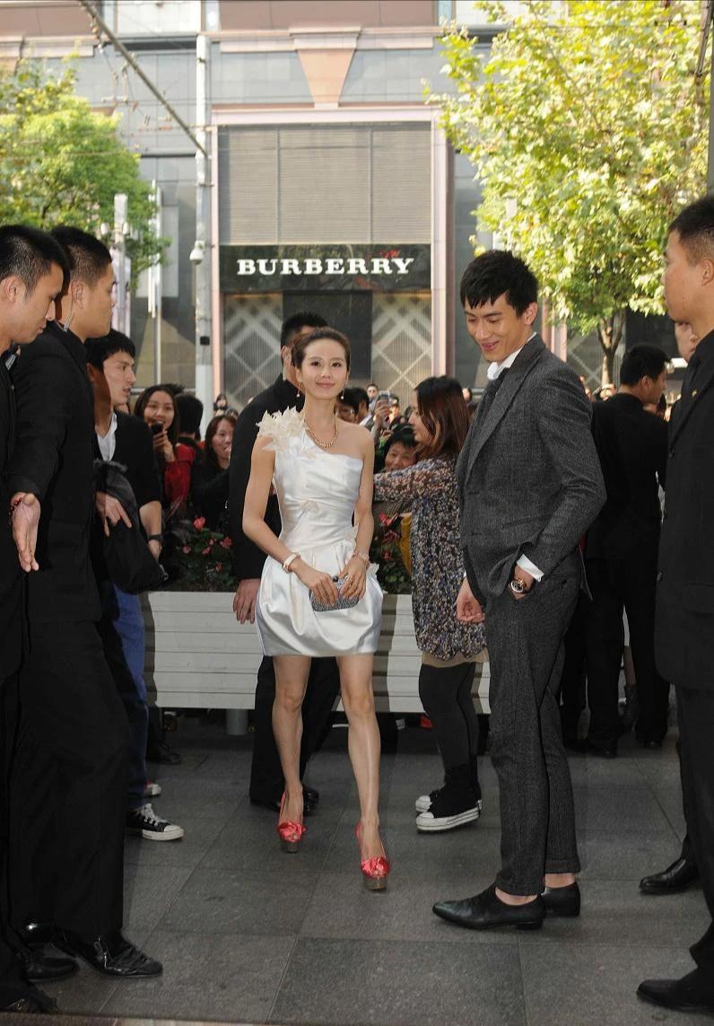 林更新的这个发型，多少有一点，耽误了他的颜值啊！这个样子凸显了他的二哈属性[捂脸