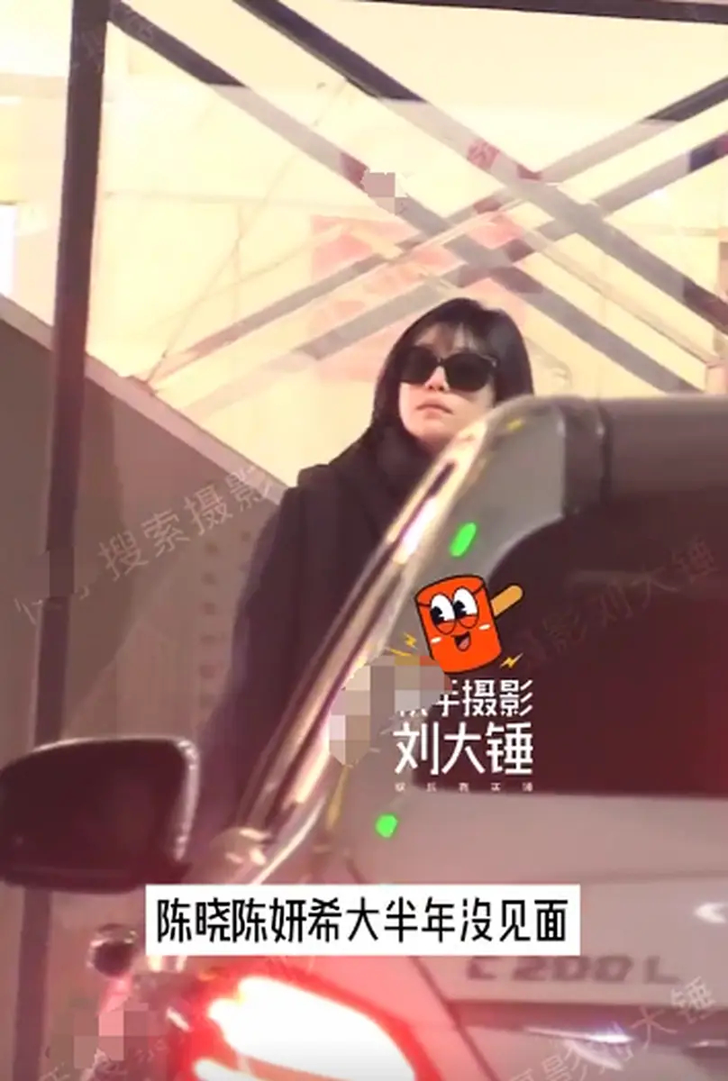 陈妍希戴墨镜独自逛街 身穿黑大衣手戴婚戒气质出众.陈妍希被拍到独自逛街，她穿着黑