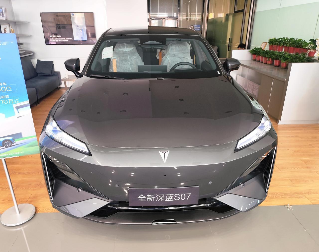 科技智能中型SUV《深蓝S07》
  长安深蓝S07华为激光版，于2026年4月