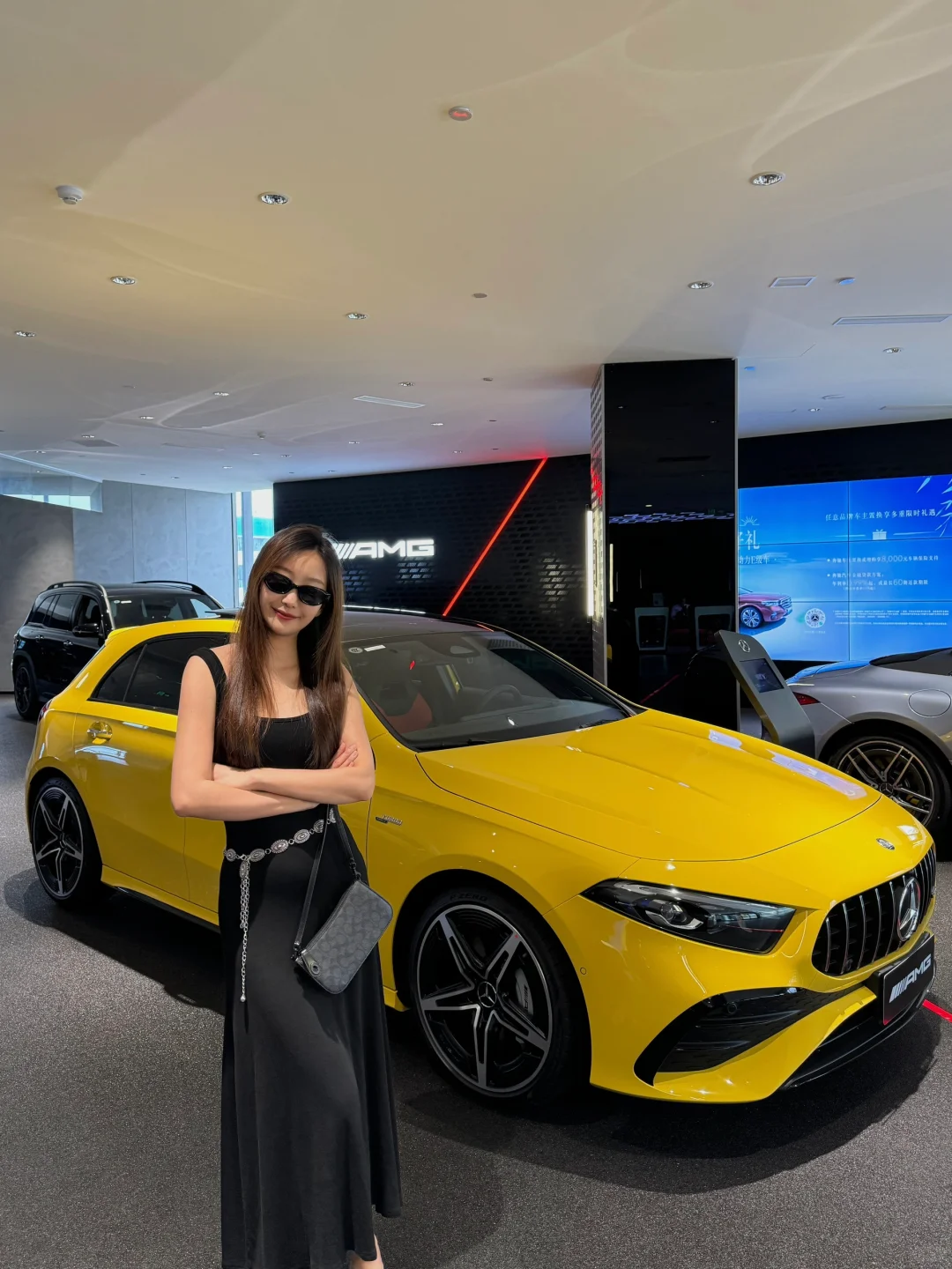 听说这是青岛唯一一家……奔驰TEV展厅！！