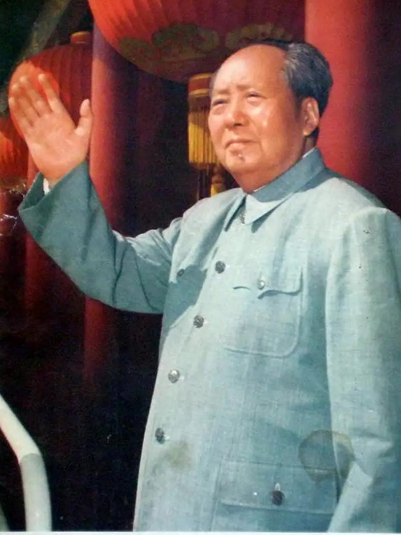新中国成立后，确立社会主义基本制度，开展社会主义建设，搭建起初步的工业与经济体系