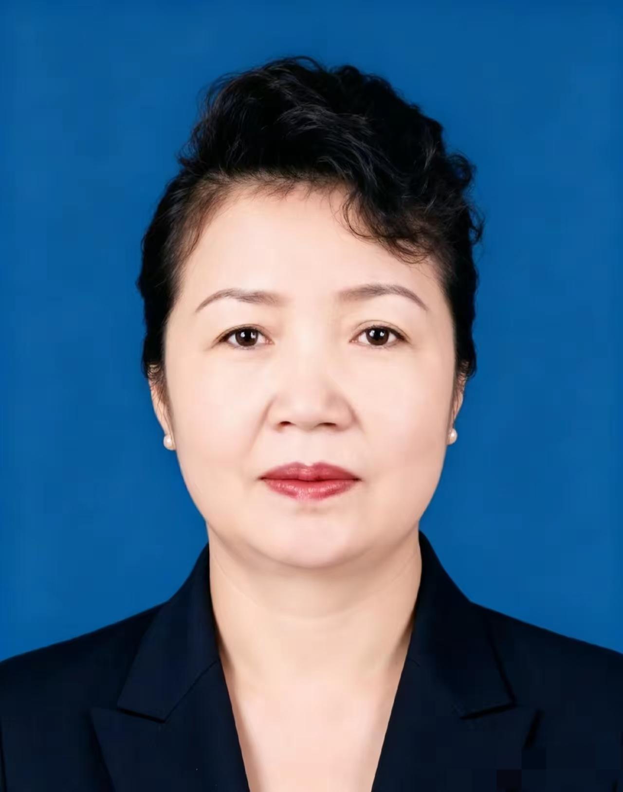 玛依努尔·尼牙孜，女，维吾尔族，1953年12月生，中共党员，1976年毕业于上