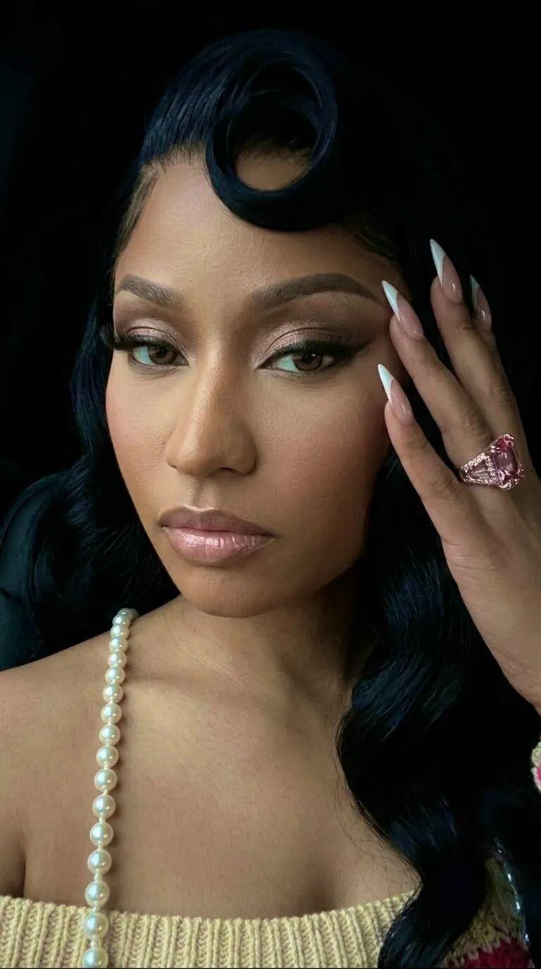 Nicki Minaj 近年来多次在公开场合表达对总统的支持。她不仅自称是“总统