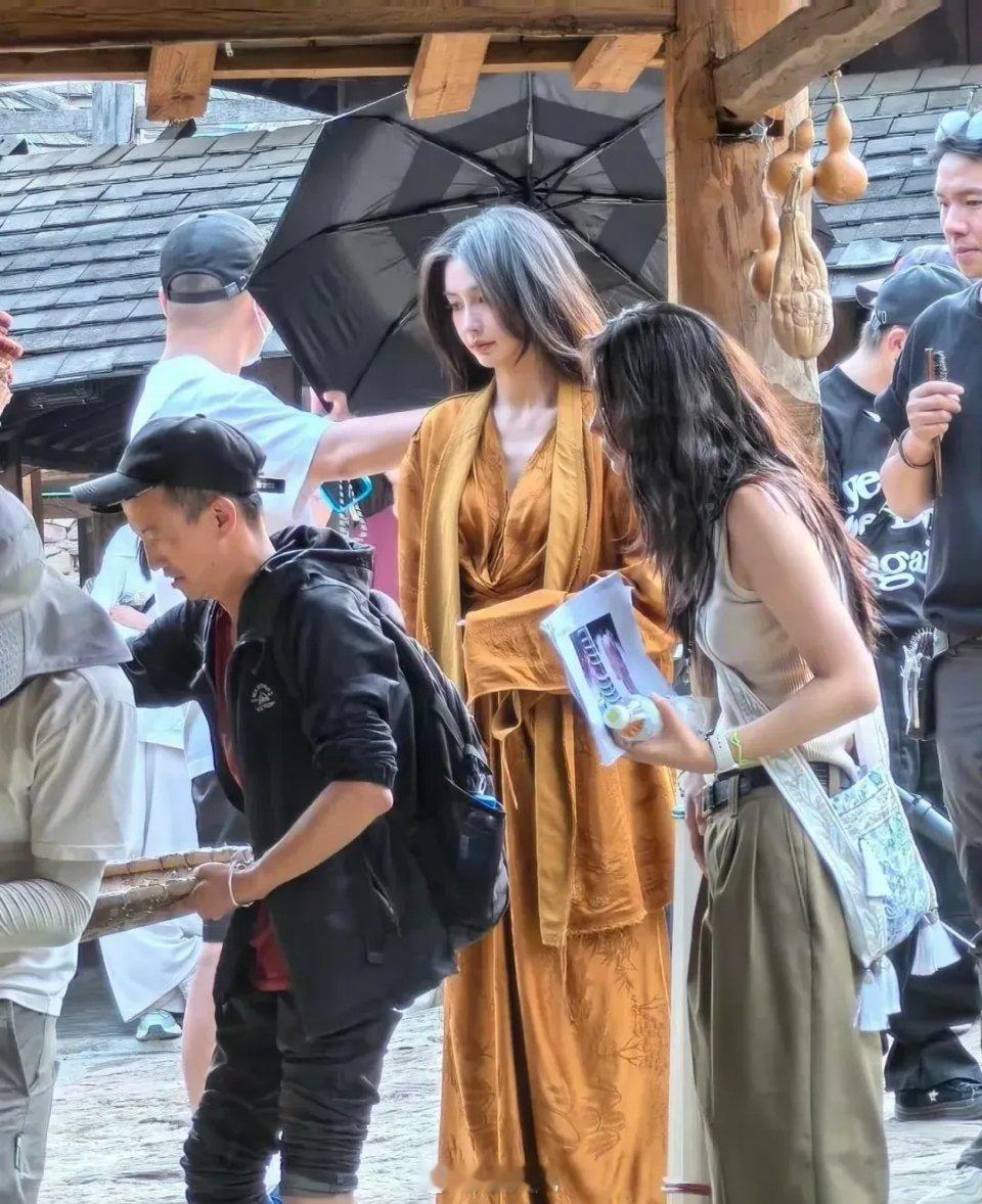 近日有网友称在云南偶遇到了Angelababy，身穿一套佛服，一副看破红尘遁入佛