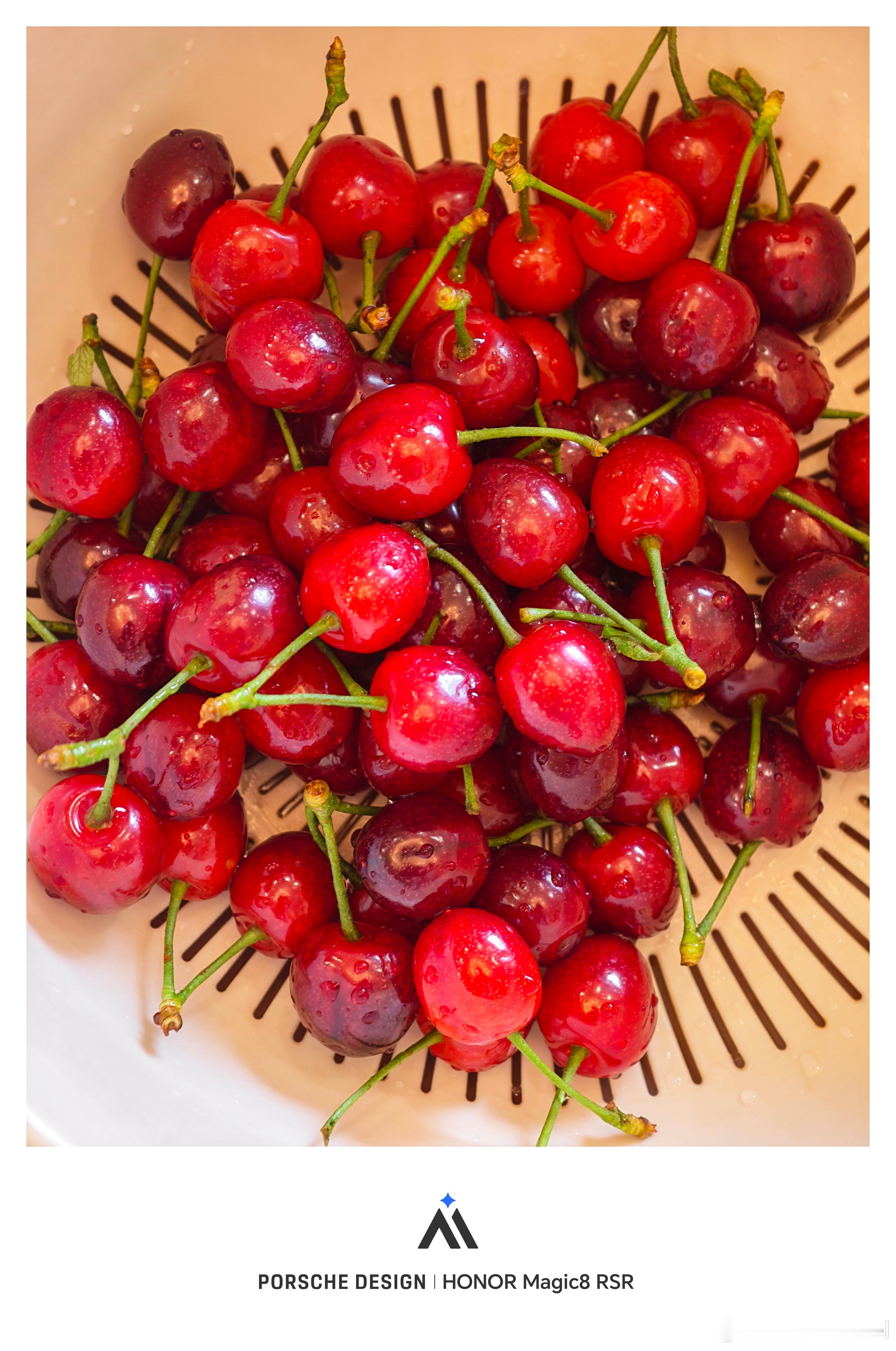 又到了吃春天的限定水果，四川小樱桃的时节啦下午在盒马买了一盒，熟度很高，抿（mi