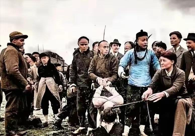 左宗棠把宁夏匪首马化龙一家三百多口全宰了，这事在当年西北地界炸了锅。马化龙出身宗