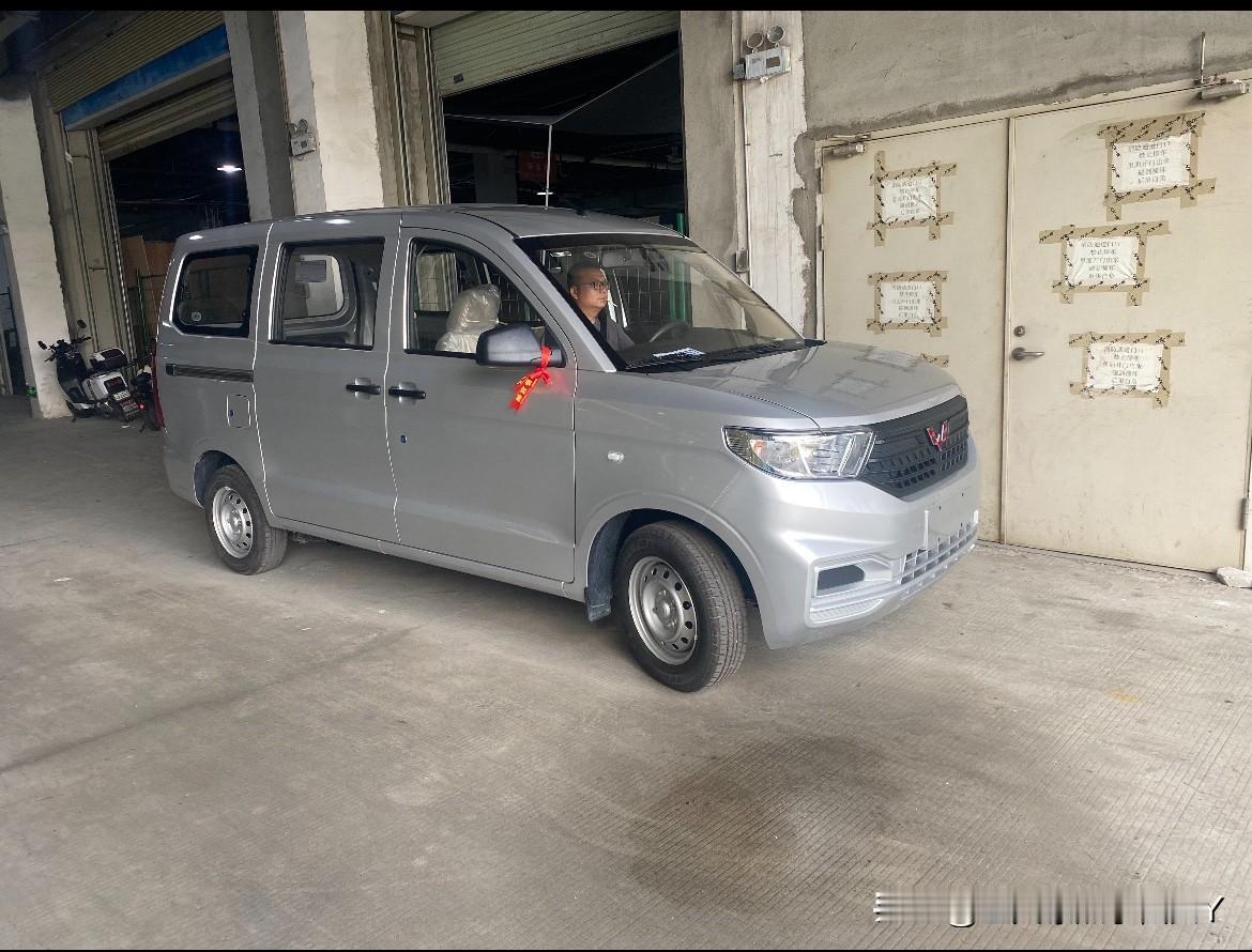 大爷的这辆五菱宏光S，是他曾经用打工三年的全部积蓄买下的。

那一年，他回到老家