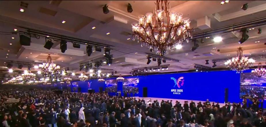 李在明设宴款待参加APEC峰会的贵宾，午餐现场好似婚礼喜宴似的热闹！10月31日