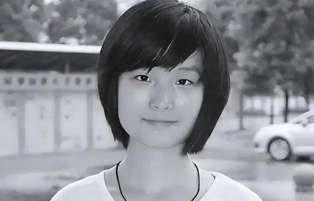 1999年，被父亲偷改志愿，湖北高考687分的女学霸错失心仪的北大，她难以接受，